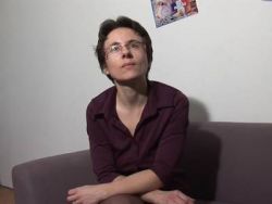 Mehrere notgeile Typen ficken eine hübsche Nutte