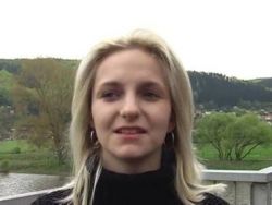 Die geile Bitch lutscht dem Lover an der frischen Luft den Pimmel