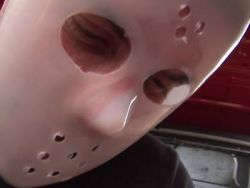 Luder wird von ihren maskierten Kidnappern im Freien gevögelt