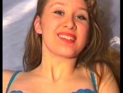 Beim Retro Porno nagelt der spitze Kerl die heiße Nutte