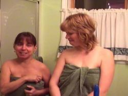 Die Homo MILFs ficken sich gegenseitig