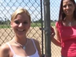 Heiße Lesben knallen sich die blanken Muschis mit einem Strapon