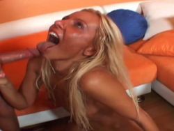 Blondine lässt sich die haarfreie Fotze nach dem Maulfick poppen
