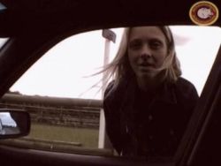 Blondine nagelt sich die haarlose Möse mit einem Dildo