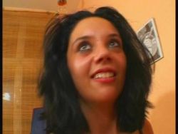 Der gut ausgestattete Macker poppt die feuchte Muschi des scharfen Girls