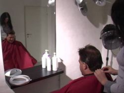 Die Friseuse hat eine scharfe unbehaarte Pussy