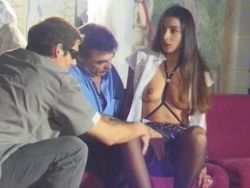Haarlose Muschi wird mit Fingern und Pimmeln gefüllt bis die Sexbombe kommt