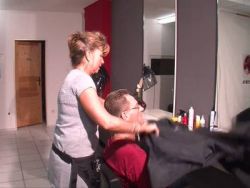 In die rasierte Möse wird die scharfe Friseuse gefickt