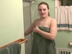 Notgeiles Teenie mit großen Möpsen rubbelt sich das blanke Fotzenloch