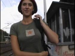 Redhead massiert sich die rasierte Muschi bis zum Orgasmus