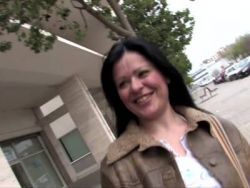 Unsportliche Frau wird in ihre rasierte Muschi gefickt