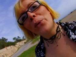 Junge Frau mit dicken Titten wird gebumst