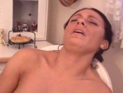 Schöne schlanke Hure zeigt ihre dicken Brüste
