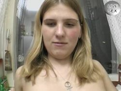 Teen Girl mit dicken Hupen fingert sich die haarlose Möse