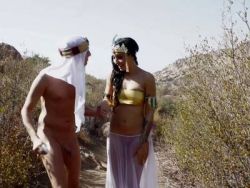 Beim Sex Spielchen lutscht und poppt Kleopatra den Penis ihres Lovers in der Wüste
