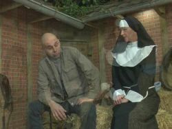 Im Schwesternkostüm macht die Frau den Mann ganz geil