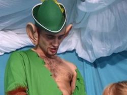 Verkleidetes Girl lutscht einen dicken Riemen