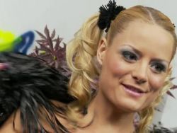 Heiße Schlampe stopft ihre klamme Muschi mit einem Dildo