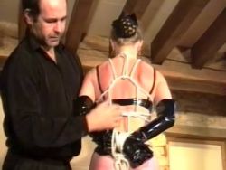 Hellblonde Zöglings Schlampe wird von ihrem Dom mit dickem Dildo gefickt