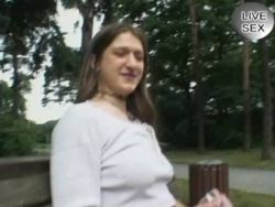 Mit dem Gummischwanz vögelt sich das Teen Mädel die Fotze