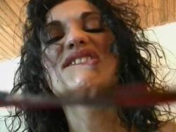 Mit einem Dildo rammelt sich die Chica ihre unrasierte Pussy