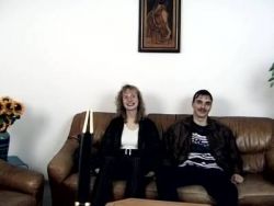Blonde Amateurin saugt den strammen Schwanz