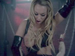 Blonde schamlose Domina wichst ihn ordentlich ab