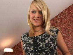 Blondes Flittchen bumst sich die Fotze mit Händen und Sexspielzeug