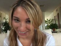 Diese Blondine lässt sich brutal den Rachen ficken
