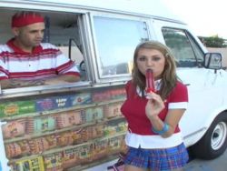 Dunkelblondes Teen Luder mit geilen Möpsen lässt sich ficken