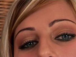 Ein scharfes Girl fingert sich heftig ihre Muschi