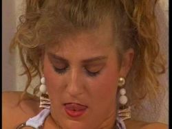 Eine notgeile Blondine rammelt sich die nasse Muschi