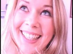 Jugendliche Blondine zeigt ihren dicken Hintern