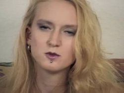 Scharfe Blondine mit Piercings gibt einem fremden Mann beim Casting einen hemmungslosen Blowjob