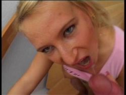 Sexy blonde Fickschlampe macht einen Kehlenfick beim Gruppenfick