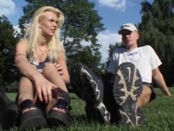 Das geile Girl kommt zum Orgasmus während er sie Doggy nimmt