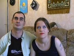 Die tätowierte Lady wird von beiden Kerlen gepoppt