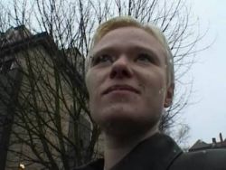 Tätowierte Frau wird gefingert und gefickt bis sie aufgegeilt jauchzt
