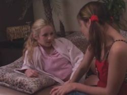 Die zwei fickgeilen Girls ficken schnell miteinander