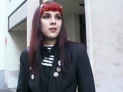 Süßes Teen Weib lässt ihr Arschloch von zwei steifen Pimmeln durchnehmen