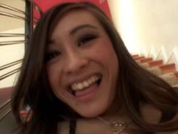 Versautes Asia Girl kriegt Wichse in ihr süßes Gesicht gekleckert