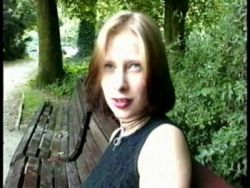 Williges Teen fickt sich mit Toys die Möse