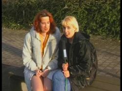 Der ältere Macker bumst seinen Fickschwanz in die behaarte Spalte