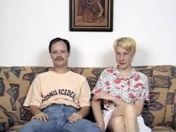 Der gut bestückte Amateur fickt die buschige Fotze seiner dünnen Gespielin