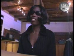 Ebony stopft sich die borstige Muschi