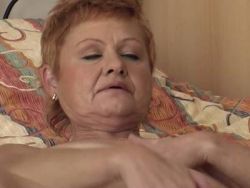 Heiße Oma rubbelt sich ihre Klit und fingert sich die behaarte Fotze