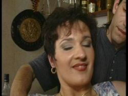 MILF mit einer unrasierten Muschi beim Busenfick