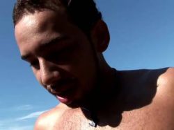 Der dunkle Boy fickt seinen weißen Freund in den Hintern