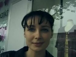 Buddy spricht das fremde Amateurgirl auf der Straße an und lädt sie zu sich in die Wohnung ein