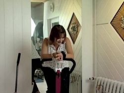Das erotische Luder mit den geilen Titten muss sich selber ficken